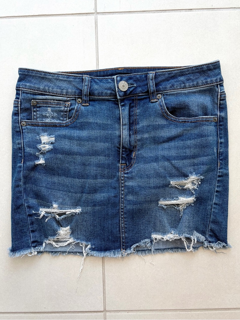 American Eagle Raw Hem Distressed Denim Mini Skirt – Classic Wash | Size 10